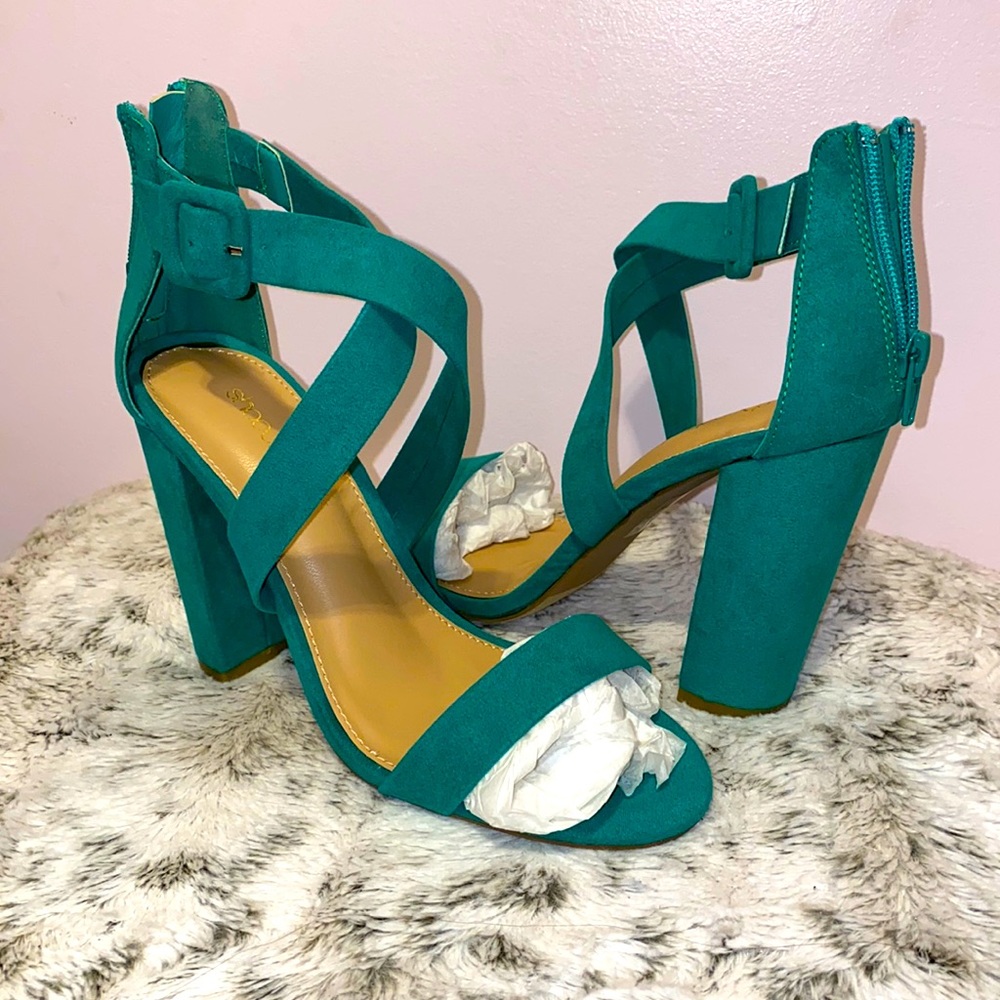 Shoedazzle turquoise heels